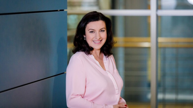 Dorothee Baer in einem Bürogebäude