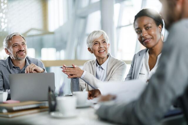 Ältere Arbeitnehmer Teamarbeit Büro